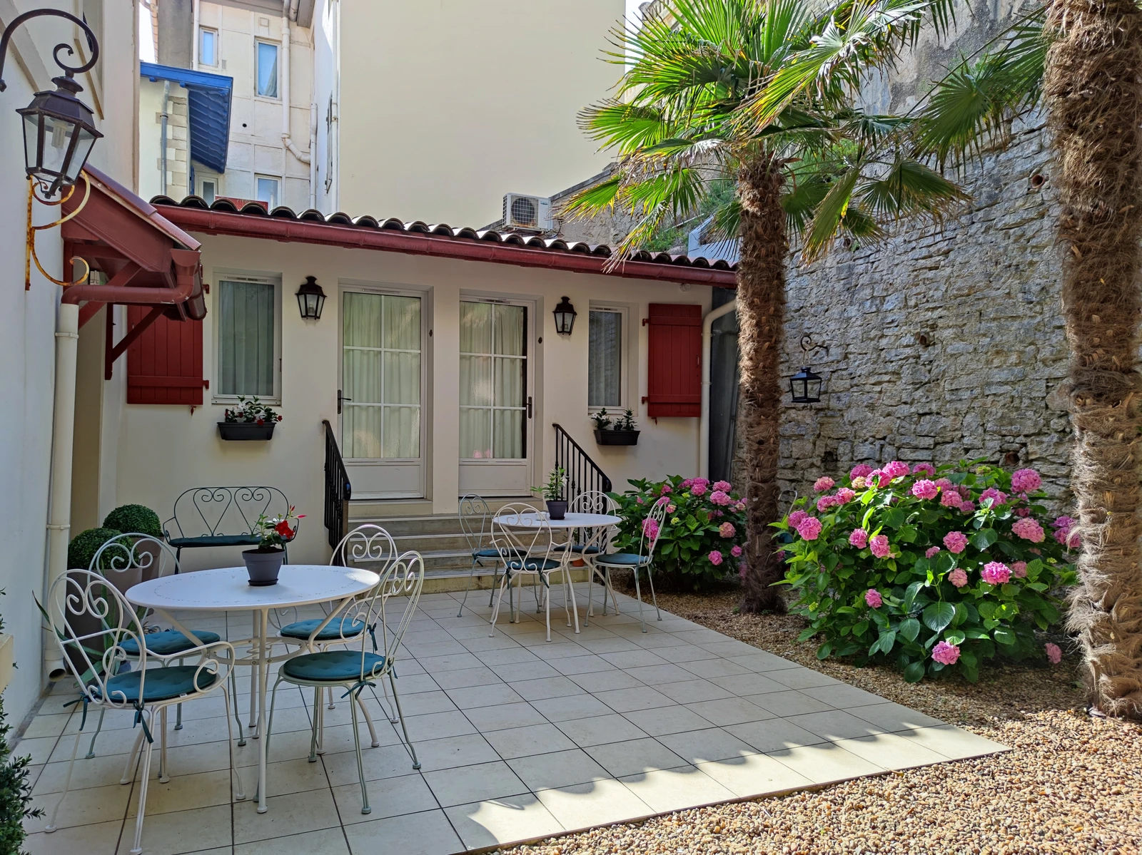 Patio intérieur à ciel ouvert