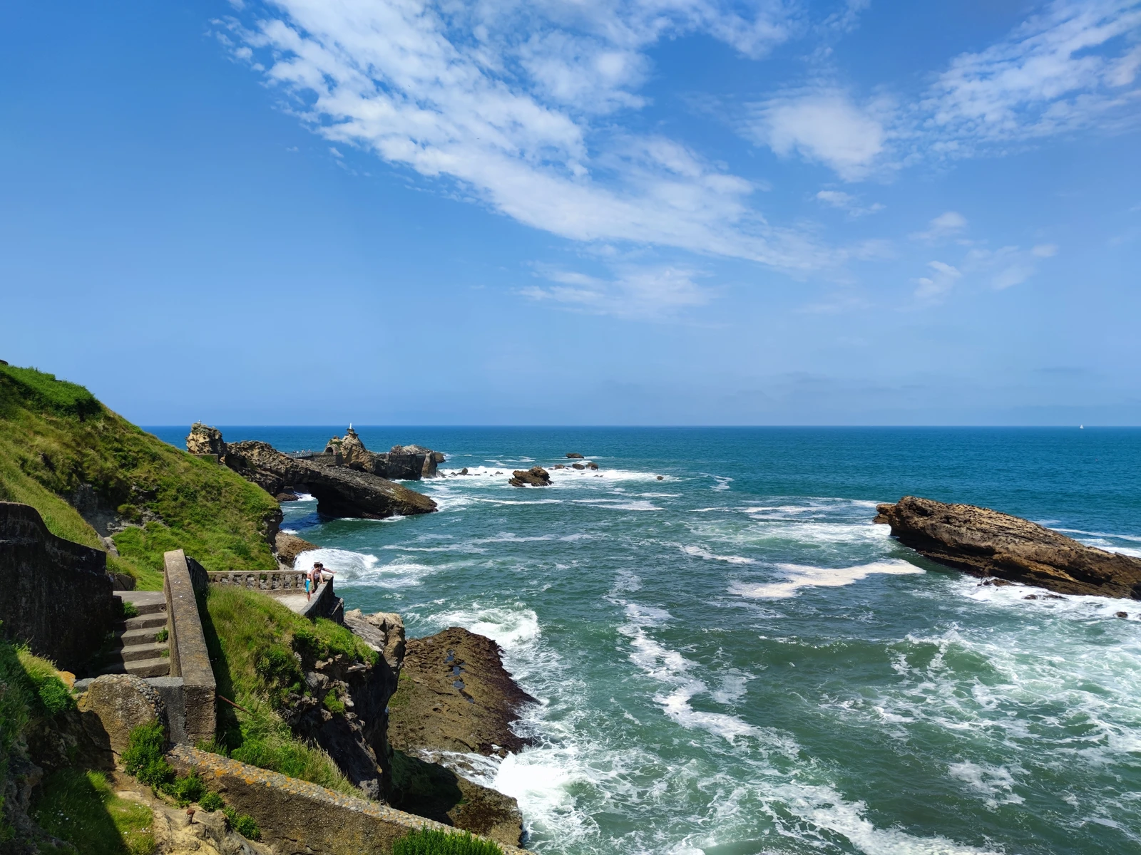 Front de mer avec vue sur le Rocher de la Vierge