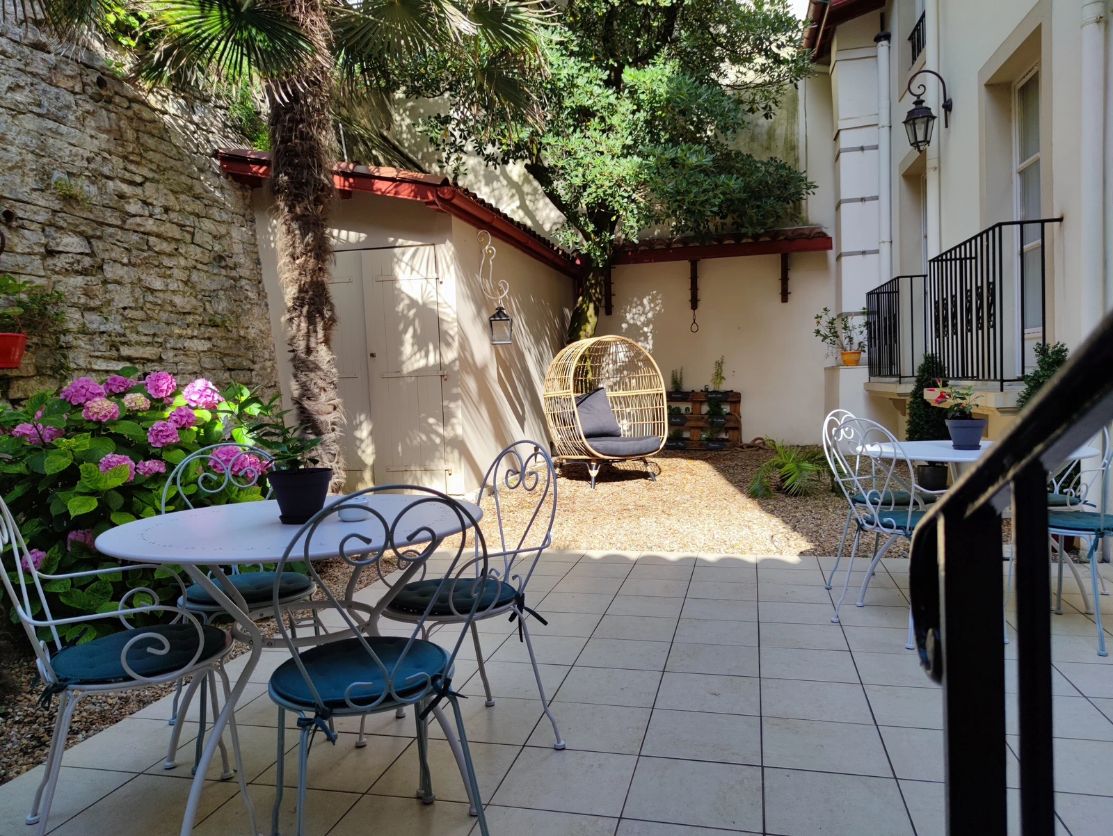 Patio intérieur à ciel ouvert